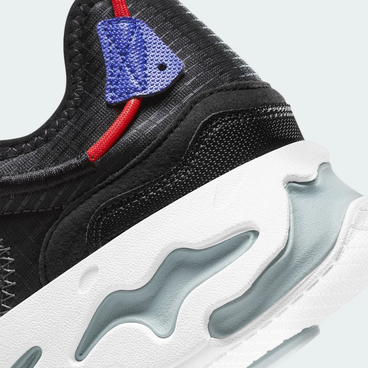 Кроссовки NIKE REACT LIVE Кроссовки NIKE REACT LIVE